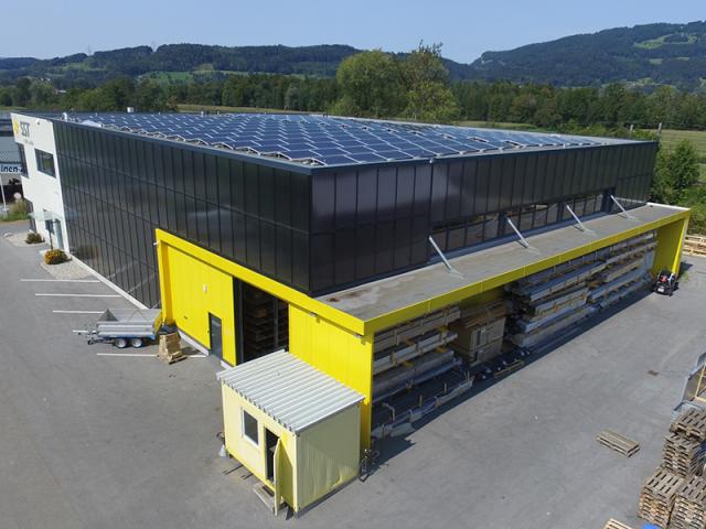 An den Fassaden erzeugen Solarkollektoren, auf dem Dach Solarstrommodule umweltfreundlich Energie. Foto: SST Solar