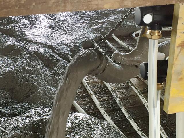Durch Betonkernaktivierung wird der Hallenboden zum Wärmespeicher. Foto: SST Solar 