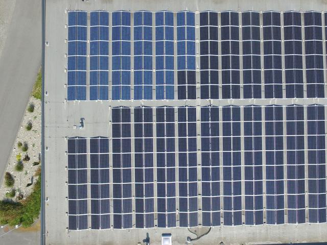 Blick aus der Vogelperspektive auf die PV-Anlage mit 120 kW Leistung. Foto: SST Solar